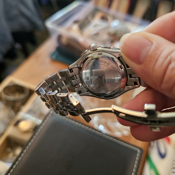 Womans stainless steel Swiss Army watch - Picture 4 of 6